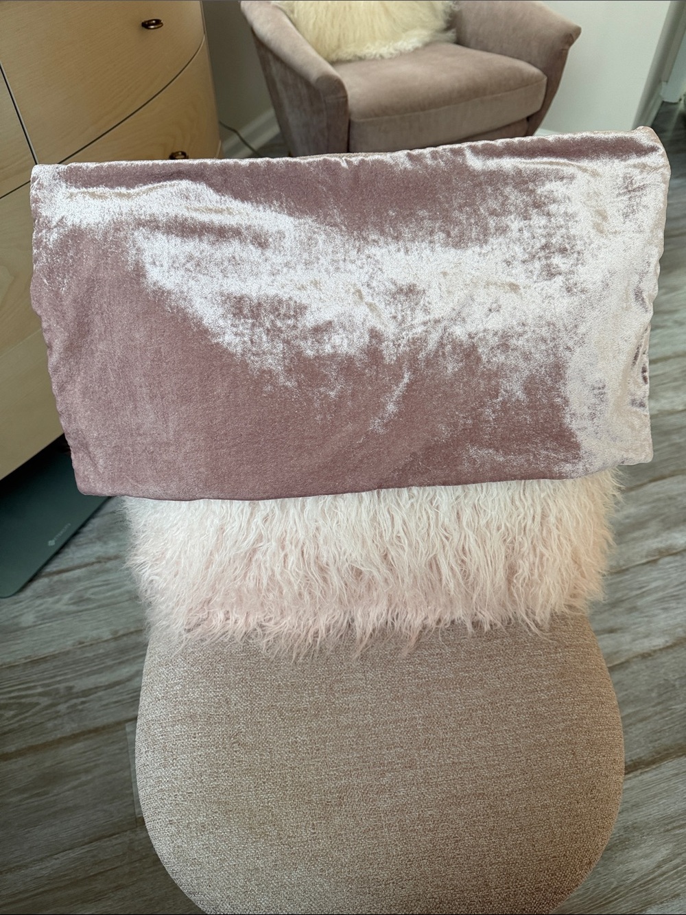 West Elm like New Blush Velvet and Cotton “12 x “20”
Pillow Cover Soft Pretty 🌺🌺